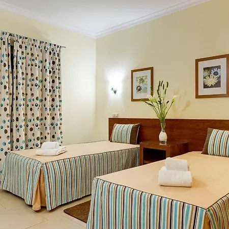 Gale Sleeps 8 Pool Air Con Wifi *